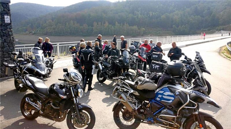 Pause an der Okertalsperre: Zum zehnten Mal trafen sich die Motorradfreunde Harz zum Sommerfest. Den Samstag nutzten die rund 70 Männer und Frauen für Ausfahrten durch und rund um den Harz. Fotos: Privat (2), Ebeling