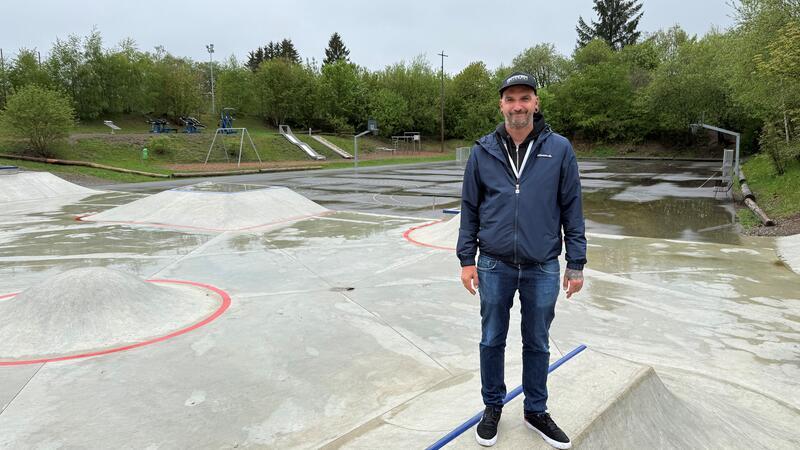 Das Foto zeigt einen Mann, der auf Betonrampen steht.