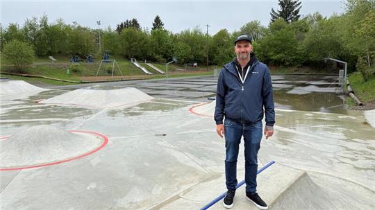 Das Foto zeigt einen Mann, der auf Betonrampen steht.