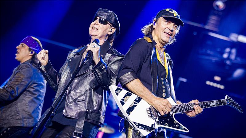 Party mit Feuerwerk - Scorpions spielen vor 45.000 Fans Pawel Maciwoda (l-r), Klaus Meine und Matthias Jabs von den Scorpions feierten ihr Band-Jubiläum.