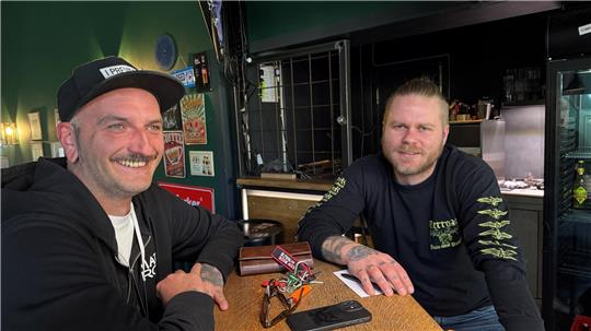 Pawel Rössiger (l.) und Philip Strohmeyer veranstalten das erste Punk-Festival in Braunlage.