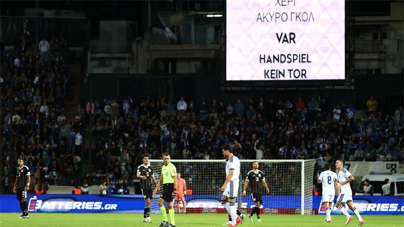 DFB-Team knackt das Griechen-Bollwerk wieder nicht Pech für Deutschland - das Tor von Jonathan Burkardt zählt nicht.