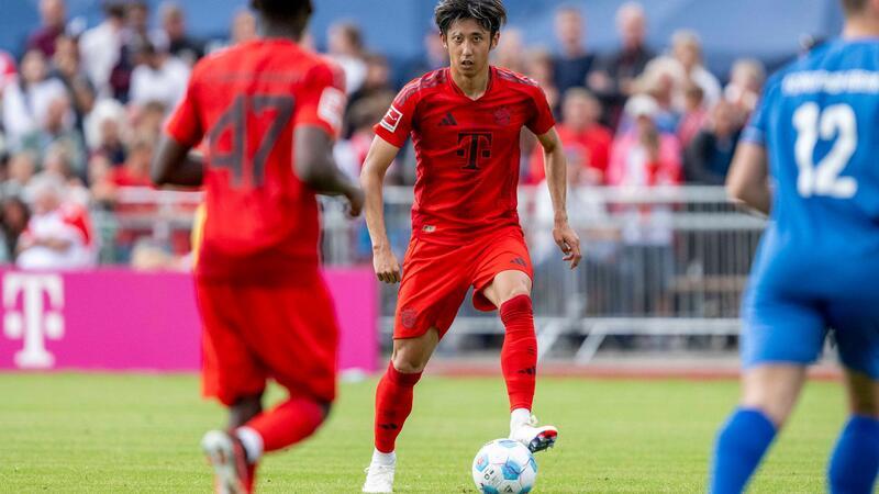 Pech für Hiroki Ito (M), im zweiten Testspiel für die Bayern verletzt er sich.