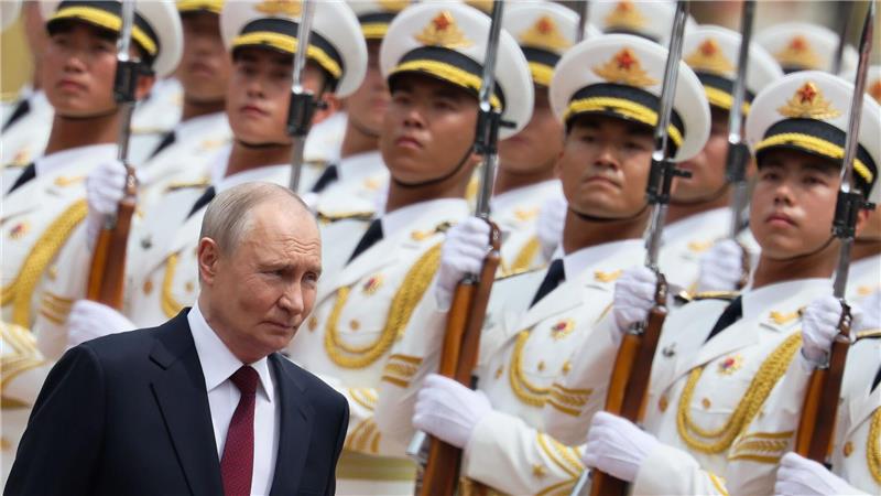 Peking (China): Große Bühne, strenge Formation: Putin inspiziert die Ehrengarde bei der Begrüßungszeremonie