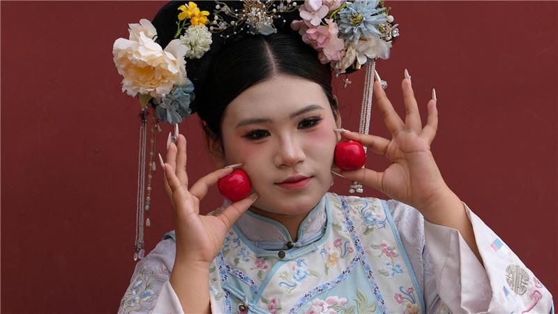Bilder des Tages Peking: Frau in traditioneller Tracht feiert Nationalfeiertag vor der Verbotenen Stadt
