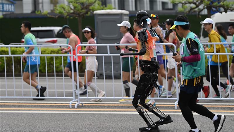 Vom Labor in die Realität: Wo China Roboter einsetzen will Peking hielt im April einen Halbmarathon mit Robotern ab. (Archivbild)