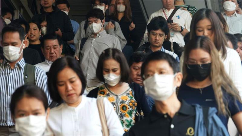 Extrem-Smog in Thailand: Schulen geschlossen Pendler tragen Gesichtsmasken, um sich vor der Luftverschmutzung zu schützen.