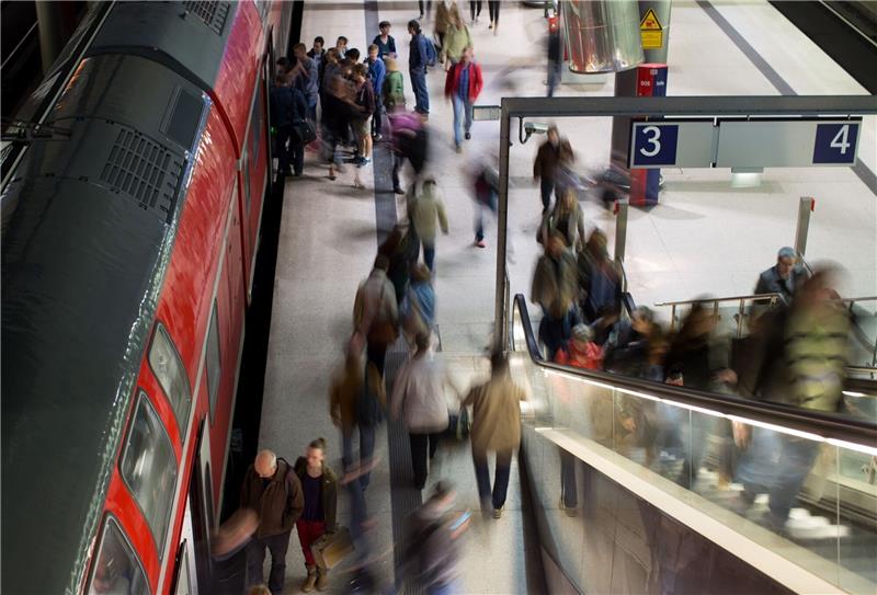 23,8 Millionen pendelten für die Arbeit in andere Städte Pendler verlassen im Berliner Bahnhof Potsdamer Platz eine Regionalbahn.