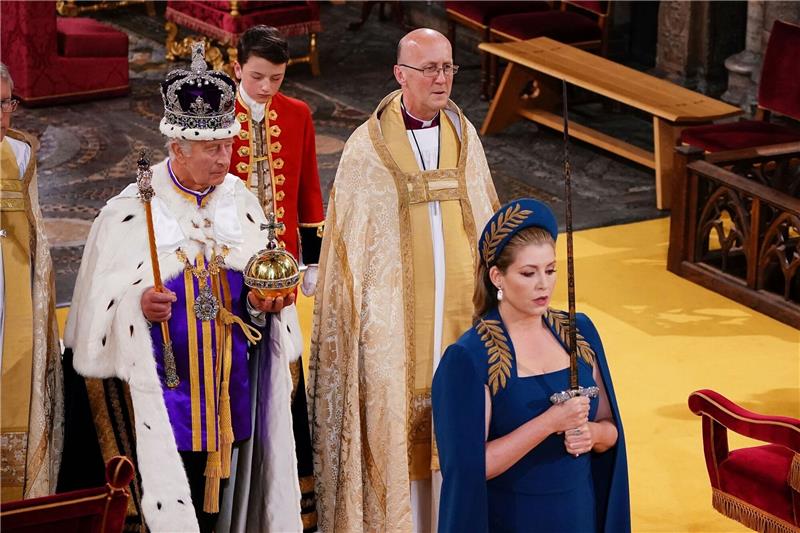 Penny Mordaunt - Die Frau mit dem Schwert Penny Mordaunt als Schwertträgerin bei der Krönung von Charles III.
