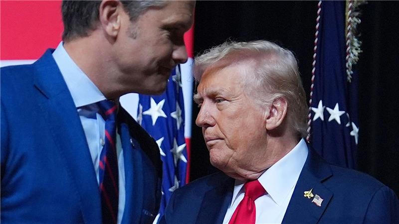 Pentagon-Chef Hegseth (l) ordnete den Berichten zufolge an, „alle zu töten“. (Archivbild)