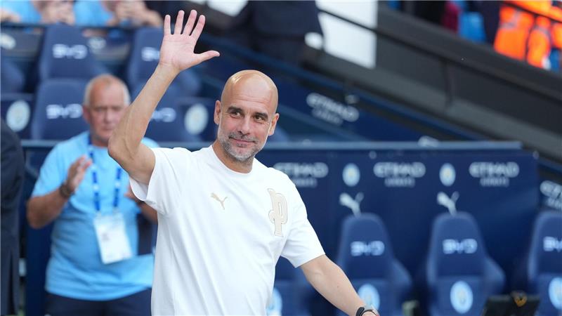 Pep Guardiola. Trainer von Manchester City, winkt den Fans nach seinem letzten Spiel als City-Trainer.