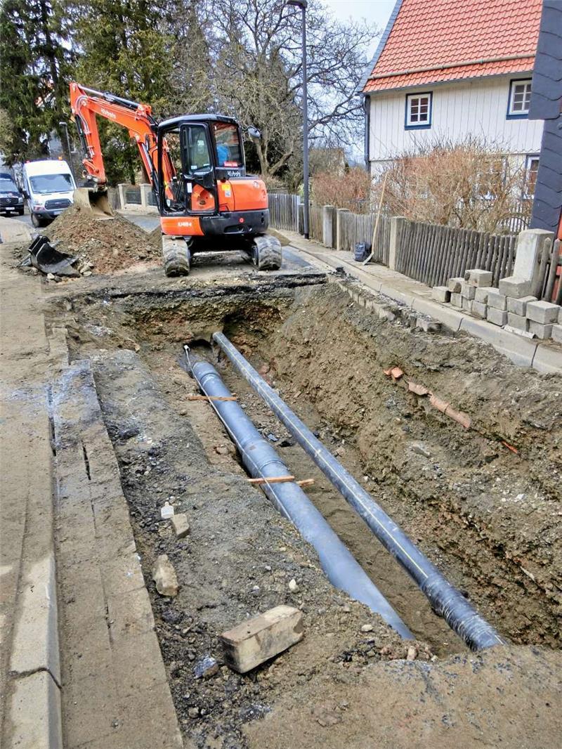 Per Bagger ließen die Stadtwerke die unter der Straße verlaufende Transportleitung im Bereich des Risses freilegen.