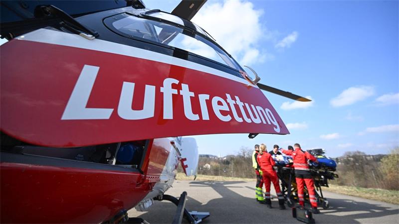 Per Hubschrauber wurde der 20-Jährige in eine Klinik geflogen. (Symbolbild)