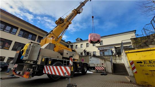Per Kran wird das mehrere Tonnen schwere neue MRT-Gerät an seinen Bestimmungsort transportiert.
