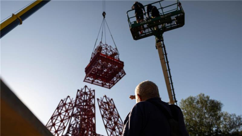 Eiffelturm im Kleinformat bald mitten im Elsass Per Kran wurden die Bestandteile des elsässischen Eiffelturms zusammengesetzt.