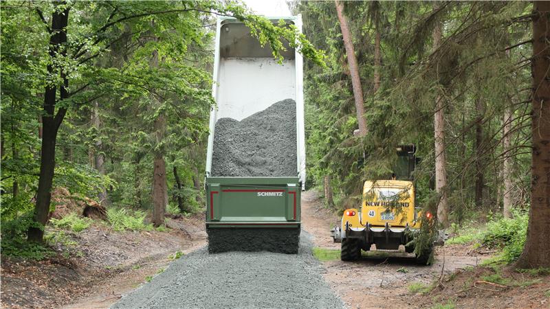 Forstamt lässt groben Schotter auf Waldwege aufbringen Per Lastwagen werden die Wegebaumaterialen auf den Waldwegen angeliefert.