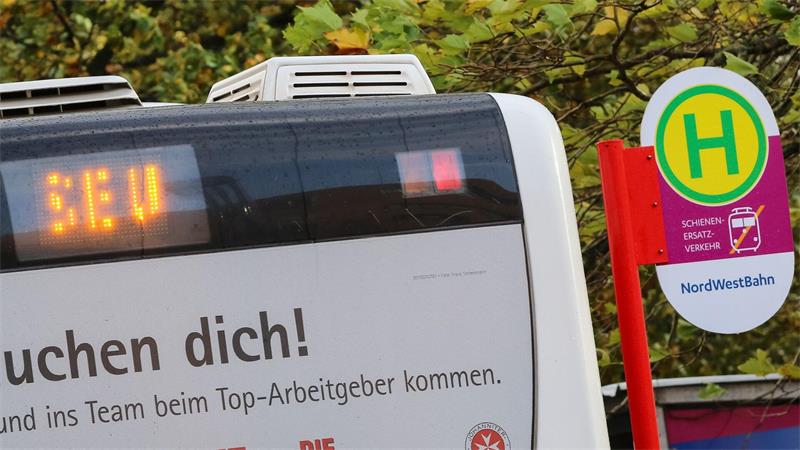 Per Not-Entriegelung konnten Polizisten den verschlossenen Bus öffnen und den 17-Jährigen befreien. (Symbolbild)