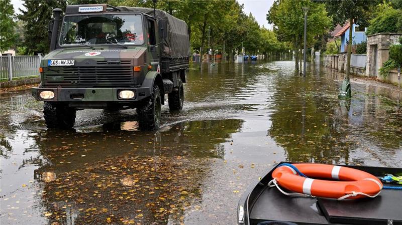 Trotz fallender Pegel: Hochwasserlage angespannt Per Unimog werden Bewohner aus einer überfluteten Straße in Frankfurt (Oder) gefahren.