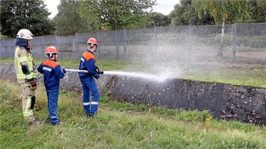Per Wasserstrahl weicht der Wehrnachwuchs am Grenzdenkmal Wülperode zunächst Moos und Flechten auf den Betonplatten ein.