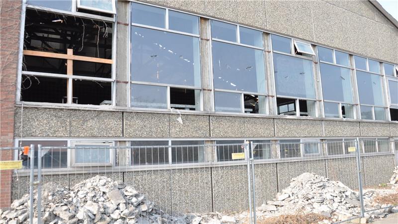 Per Zaun getrennt: Die Halle wird mindestens noch die nächsten anderthalb Jahre eine Baustelle bleiben.