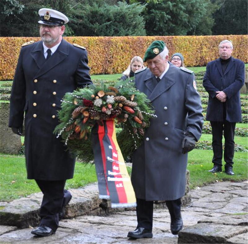 Bewegende Worte vor wenigen Goslarer Zuhörern zum Volkstrauertag Percy Engler und Bernd Juchert (v.l.) legen den Kranz für die Reservistenkameradschaft Fliegerhorst Goslar nieder.