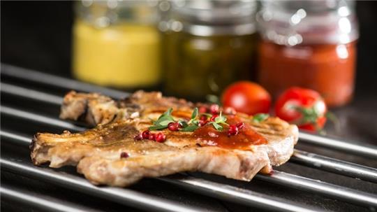 Perfekt gegrillt: Vor dem Servieren das Fleisch ruhen lassen. Foto: dpa-tmn