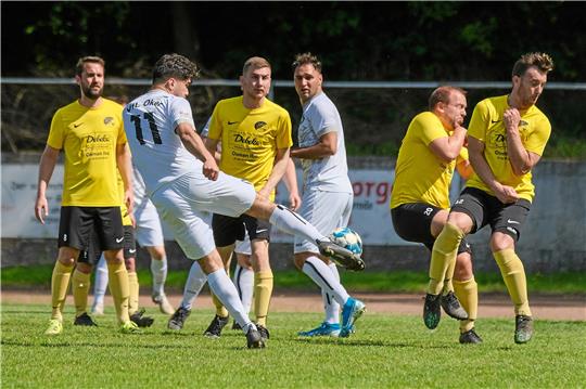 Perfekt getroffen, und das nicht nur vom Fotografen: Enes Fidan setzt mit einem satten Volleyschuss die Abwehr des SV Rammelsberg unter Druck. Das zahlt sich aus: Oker gewinnt mit 3:1. Foto: Drechsler