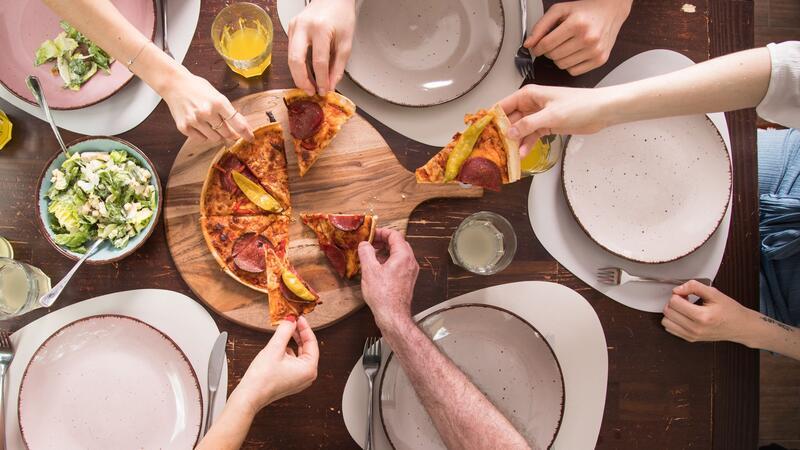 Vom Kneten bis zum Backen: Neapolitanische Pizza selber machen Perfektes Familienessen: Kommt Pizza auf den Tisch, greifen alle gern zu.