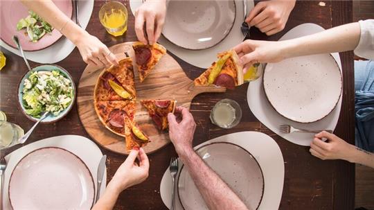 Perfektes Familienessen: Kommt Pizza auf den Tisch, greifen alle gern zu.