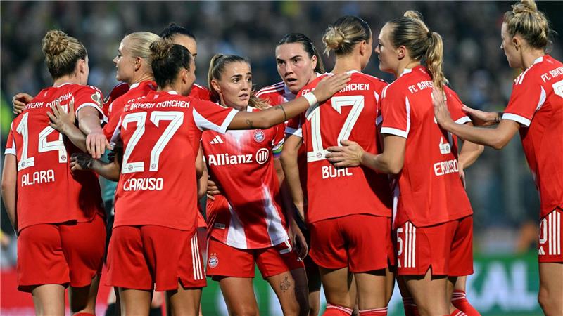 Bilder des Tages Pernille Harder vom FC Bayern München bejubelt ihr Tor zum 0:1 gegen Borussia Dortmund im DFB-Pokal mit ihren Mitspielerinnen.