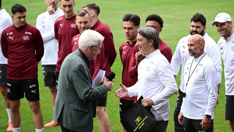 Persönliche Begrüßung: Der baden-württembergische Ministerpräsident Winfried Kretschmann besucht das Training der Schweizer Fußballnationalmannschaft in Stuttgart.