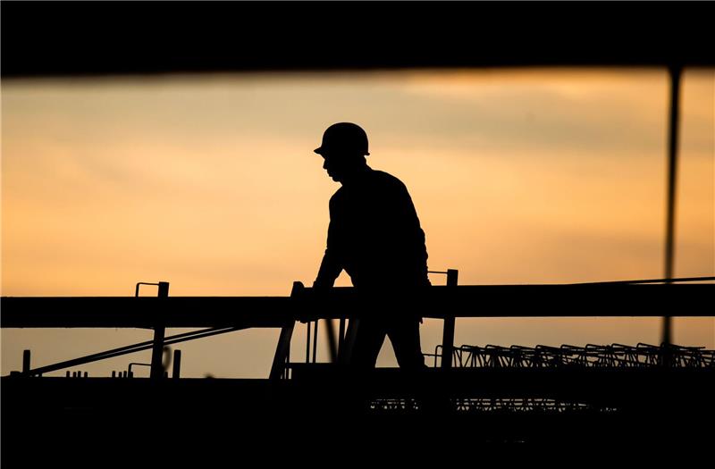 Stress und Überstunden: Beschäftigte leiden unter Engpässen Personalengpässe belasten viele Menschen bei ihrer Arbeit.