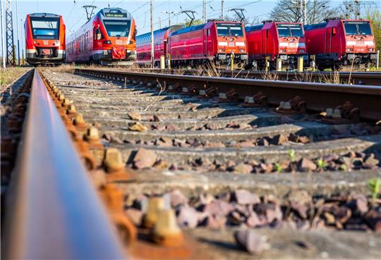 Personenzüge der Deutschen Bahn (DB) stehen auf Abstellgleisen.