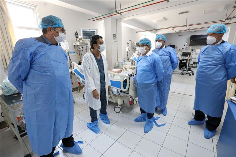 Häufung der Nervenkrankheit Guillain-Barré-Syndrom in Peru Perus Gesundheitsminister César Vásquez (M) besucht das Nationale Institut für Neurologische Wissenschaften in Lima, in dem derzeit zwei Patienten mit Guillain-Barré-Syndrom behandelt werden.