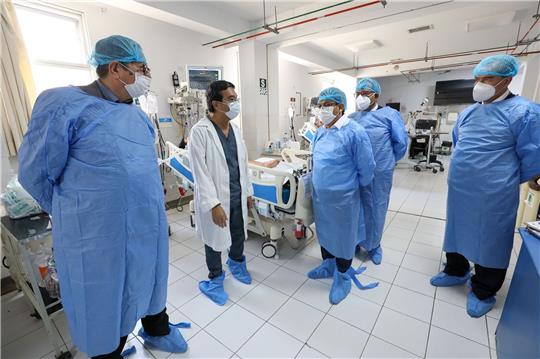 Perus Gesundheitsminister César Vásquez (M) besucht das Nationale Institut für Neurologische Wissenschaften in Lima, in dem derzeit zwei Patienten mit Guillain-Barré-Syndrom behandelt werden.