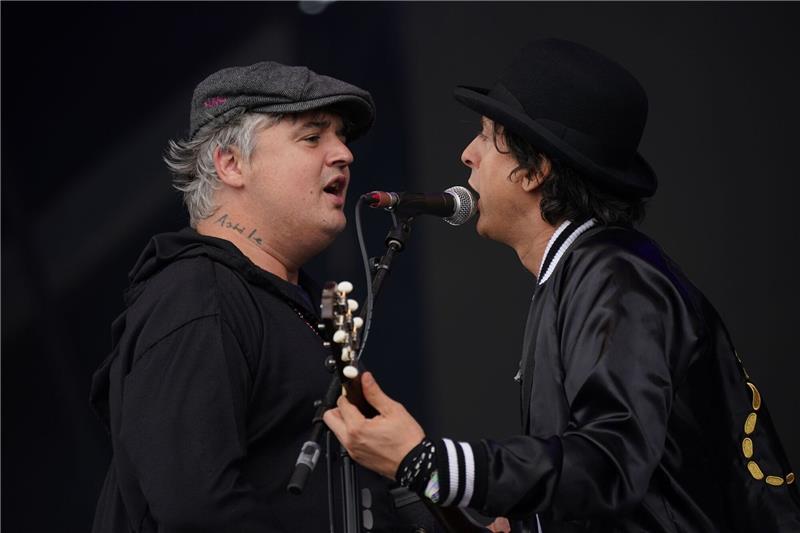 Pete Doherty (l) und Carl Barrat von den Libertines beim Glastonbury Festival 2022.