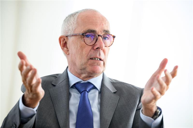 Haushaltskrise: Es drohen höhere Strompreise Peter Adrian ist Präsident der Deutschen Industrie- und Handelskammer.