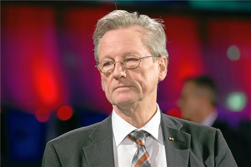 Peter Brandt, ältester Sohn von Willy Brandt, gibt am 11.12.2013 nach einem Festakt zum 100. Geburtstag von Willy Brandt in der Musik- und Kongresshalle in Lübeck (Schleswig-Holstein) ein Interview. Mit einem Festakt erinnern Staatsmänner, Weggefährten und Familienmitglieder in Lübeck an den bevorstehenden Geburtstag von Willy Brandt, der am 18. Dezember 100 Jahre alt geworden wäre. Foto: Christian Charisius/dpa ++ +++ dpa-Bildfunk +++ Frankenberger Winterabend