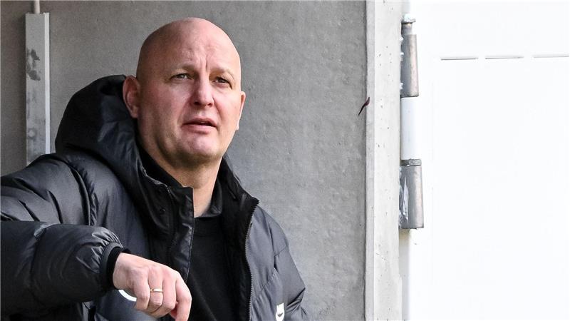 Peter Christiansen hält in Wolfsburg weiter an Trainer Daniel Bauer fest. (Archivbild)