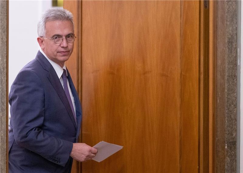 Frankfurts Oberbürgermeister Feldmann abgewählt Peter Feldmann am Abend im Römer, dem Frankfurter Rathaus.