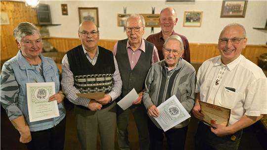 Peter Fuhrmann, der Vorsitzende des Neuen Berghornisten-Corps, ( 4.v.l.) vergibt Urkunden an Ingelore Langer (l.), Werner Mootz, Karl Rieke, Siegfried Möglich und Klaus Gerig.