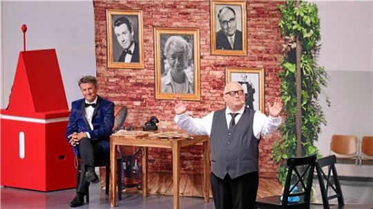Peter Grimberg (links) als Peter Alexander und Horst Freckmann als Heinz Erhardt laden nach Northeim ein.  Foto: Veranstalter