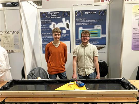 Peter Hackenberg und Richard Vodegel haben sich mit ihrem Magnesium-Bootsantrieb für den Landeswettbewerb von „Jugend forscht“ qualifiziert. Foto: Privat
