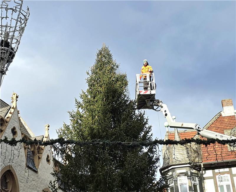 So langsam verwandelt sich Goslar in eine Adventsstadt Peter Hülsmann kümmert sich um die Elektrik des großen Weihnachtsbaumes auf dem Marktplatz.
