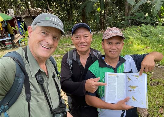 Peter Kaestner (l) ist schon sein ganzes Leben lang leidenschaftlicher Vogelbeobachter.