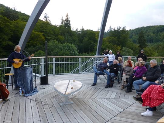 Peter Kerlin (links) bei einem seiner früheren Auftritte auf der Aussichtsplattform des Bad Harzburger Baumwipfelpfads. Foto: HarzVenture