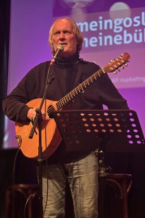 Neun Acts: Volksmusik, Poetry-Slam und das Steigerlied Peter Kerlin singt eine gefühlvolle irische Ballade über den Gegenwind des Lebens.