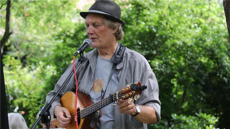 Goslarer Kulturinitiative feiert Sommerfest im Ulrichschen Garten Peter Kerlin singt im Ulrichschen Garten.