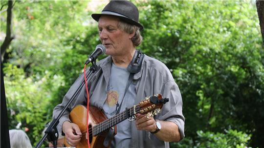 Peter Kerlin singt im Ulrichschen Garten.