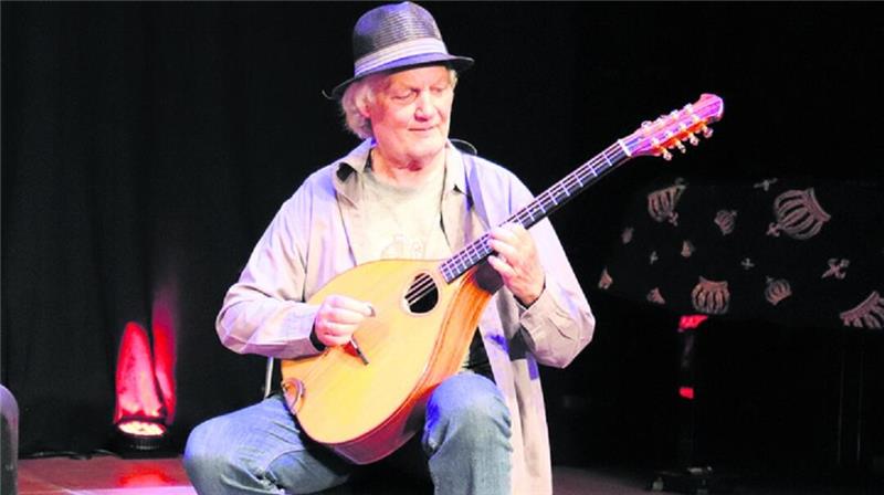Peter Kerlin singt Balladen zu selbst komponierten Bouzuki-Klängen Peter Kerlin überzeugt mit seinem Soloprogramm.